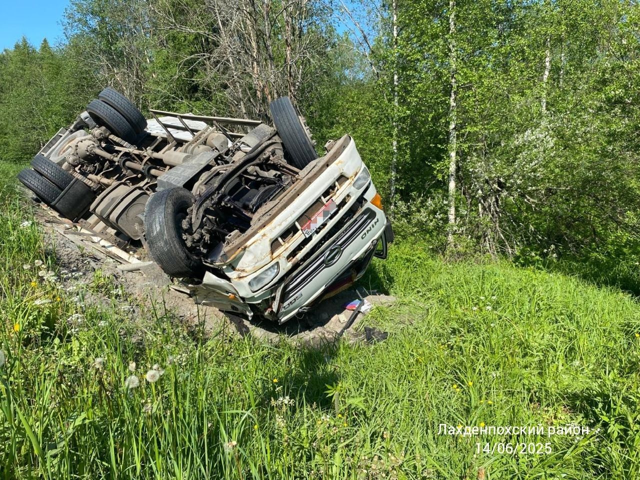 Грузовик снова лег в кювет вверх колесами на крутом повороте в Лахденпохском районе и утянул за собой «японца»