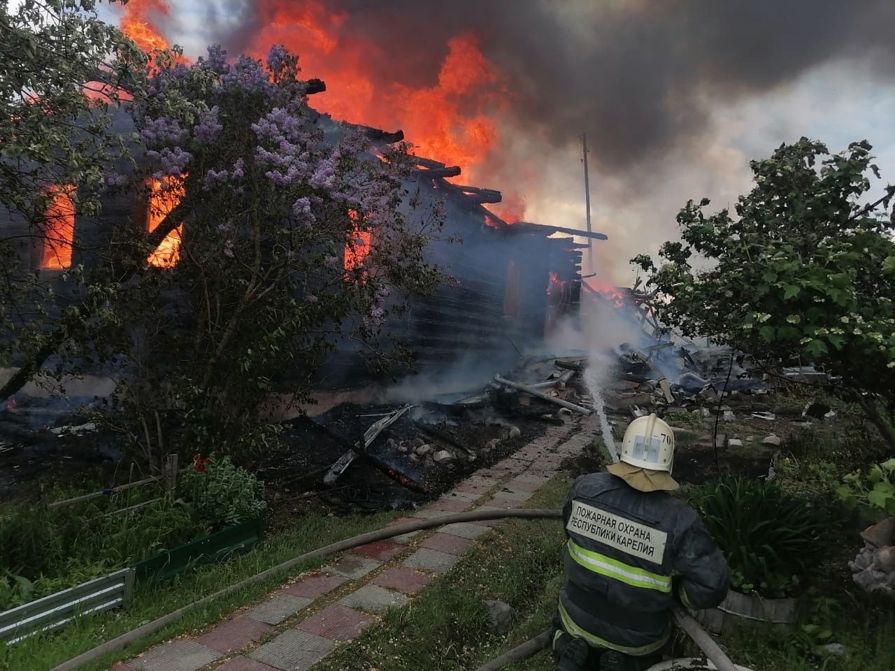 Рухнула крыша: полыхает жилой дом в старинном карельском селе