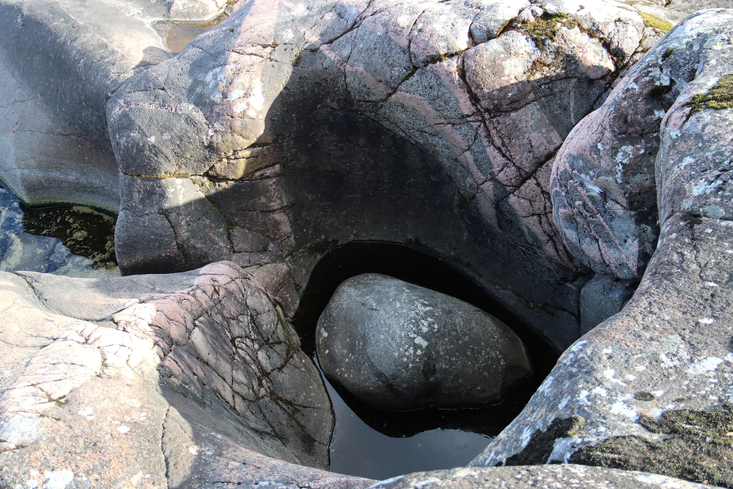 В нацпарке «Ладожские шхеры» рассказали о редких природных образованиях