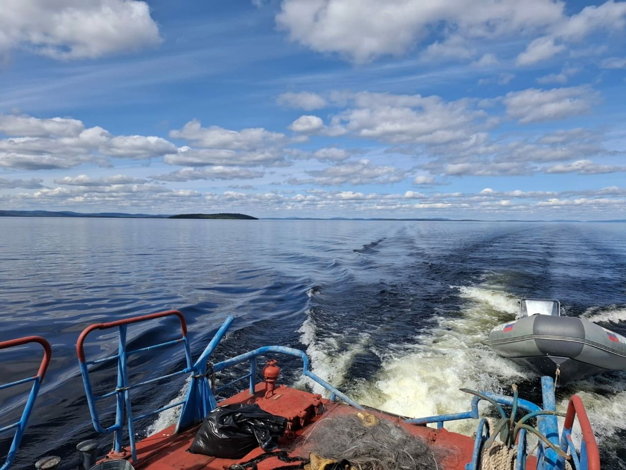 Двое рыбаков пропало на озере в Карелии