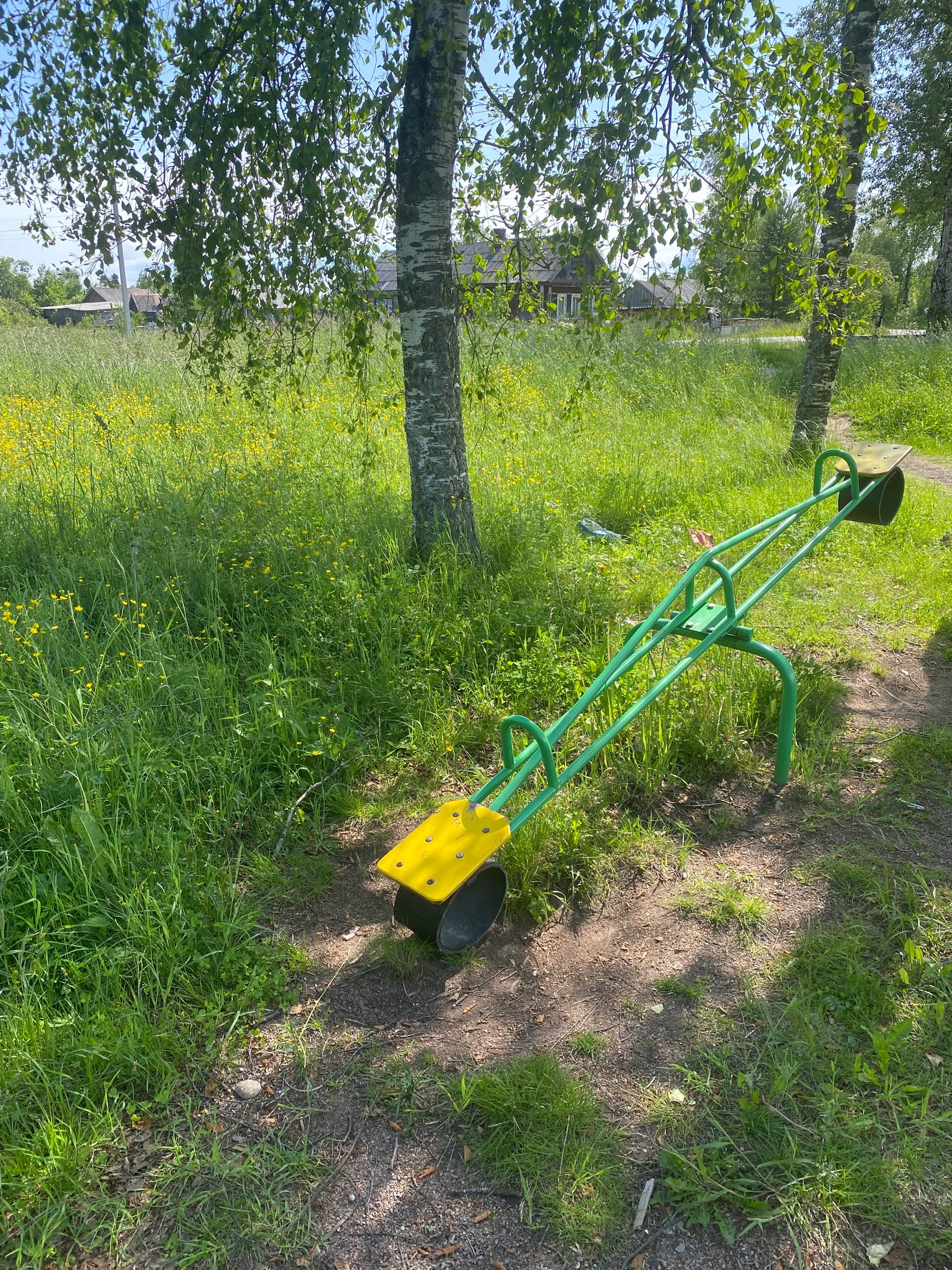 Детская площадка в одной из карельских деревень заросла травой