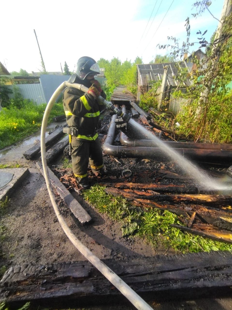 Теплотрасса загорелась на севере Карелии