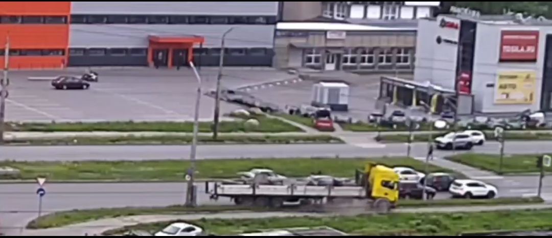 Камневоз вылетел на тротуар в Петрозаводске