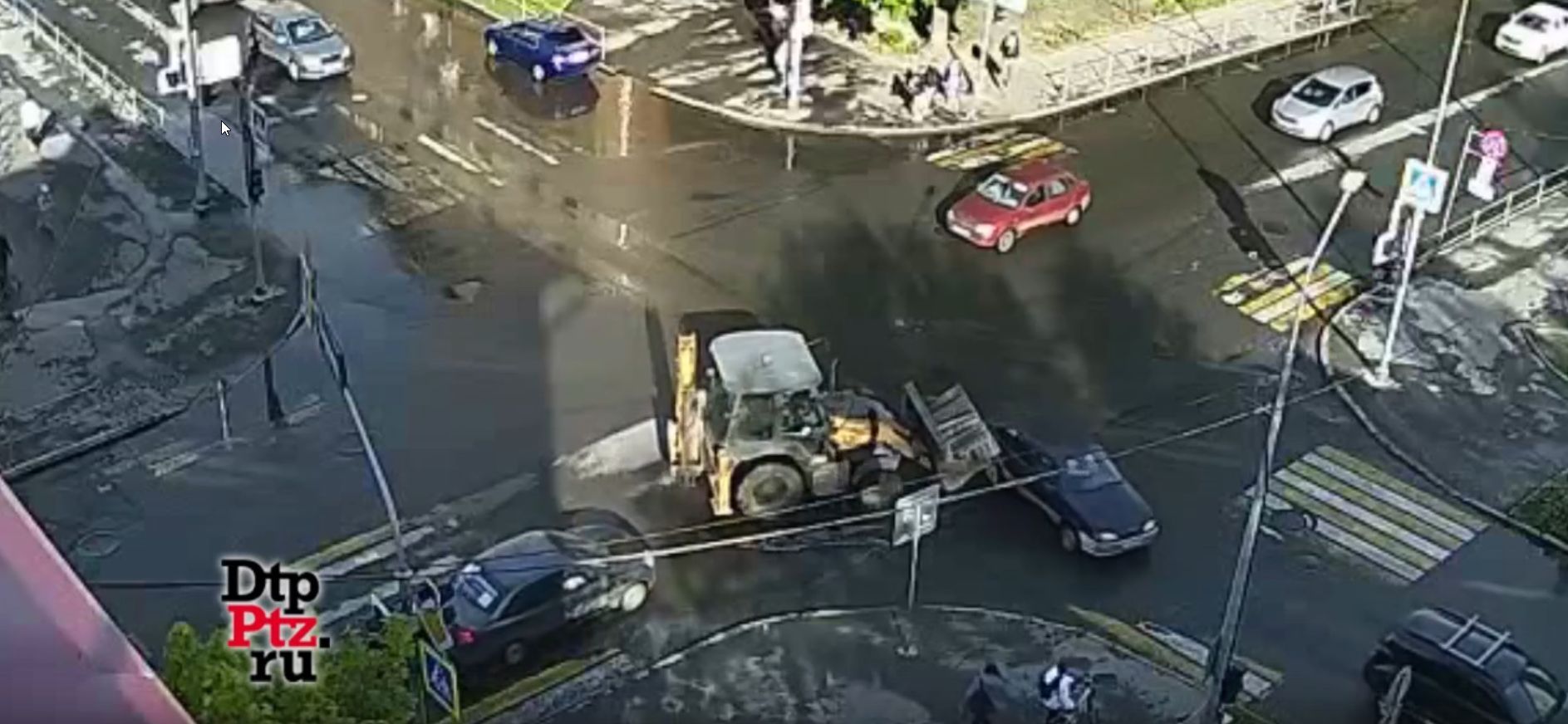 Трактор протаранил легковушку в центре Петрозаводска