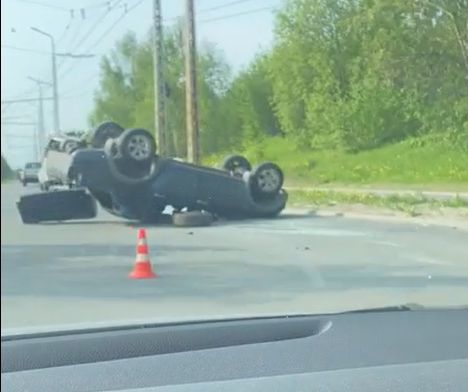 Пикап перевернулся на оживленном проспекте Петрозаводска, влетев на скорости в другой пикап