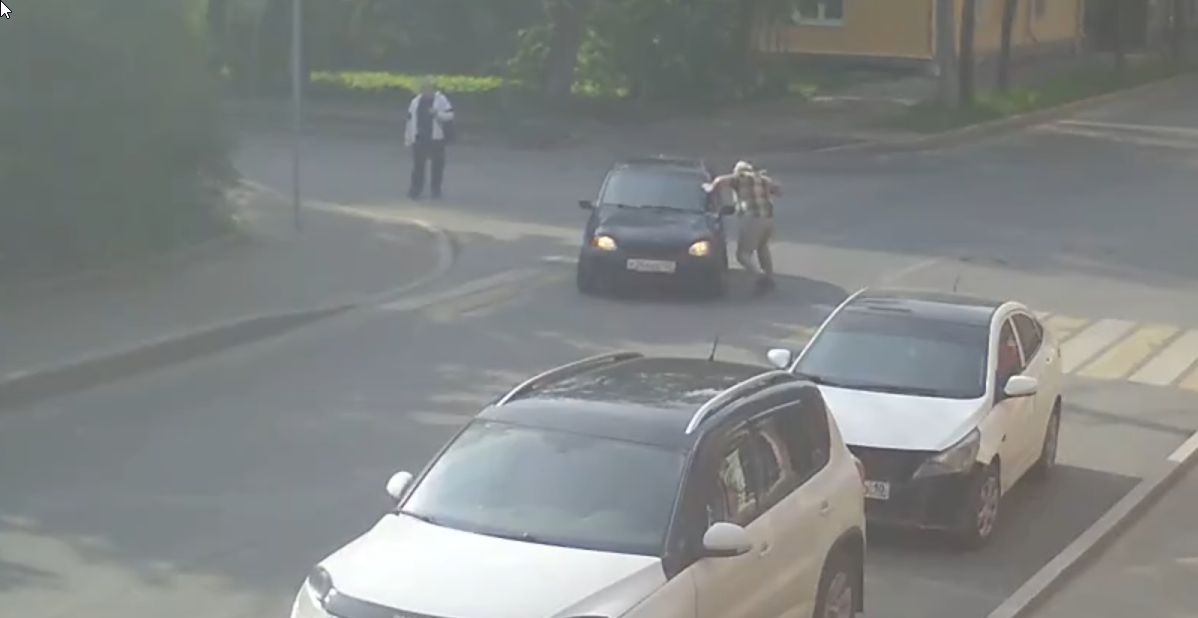 «Ребенок в машине был в шоке»: мужчина ударил девушку-водителя за свой испуг на пешеходном переходе в Петрозаводске