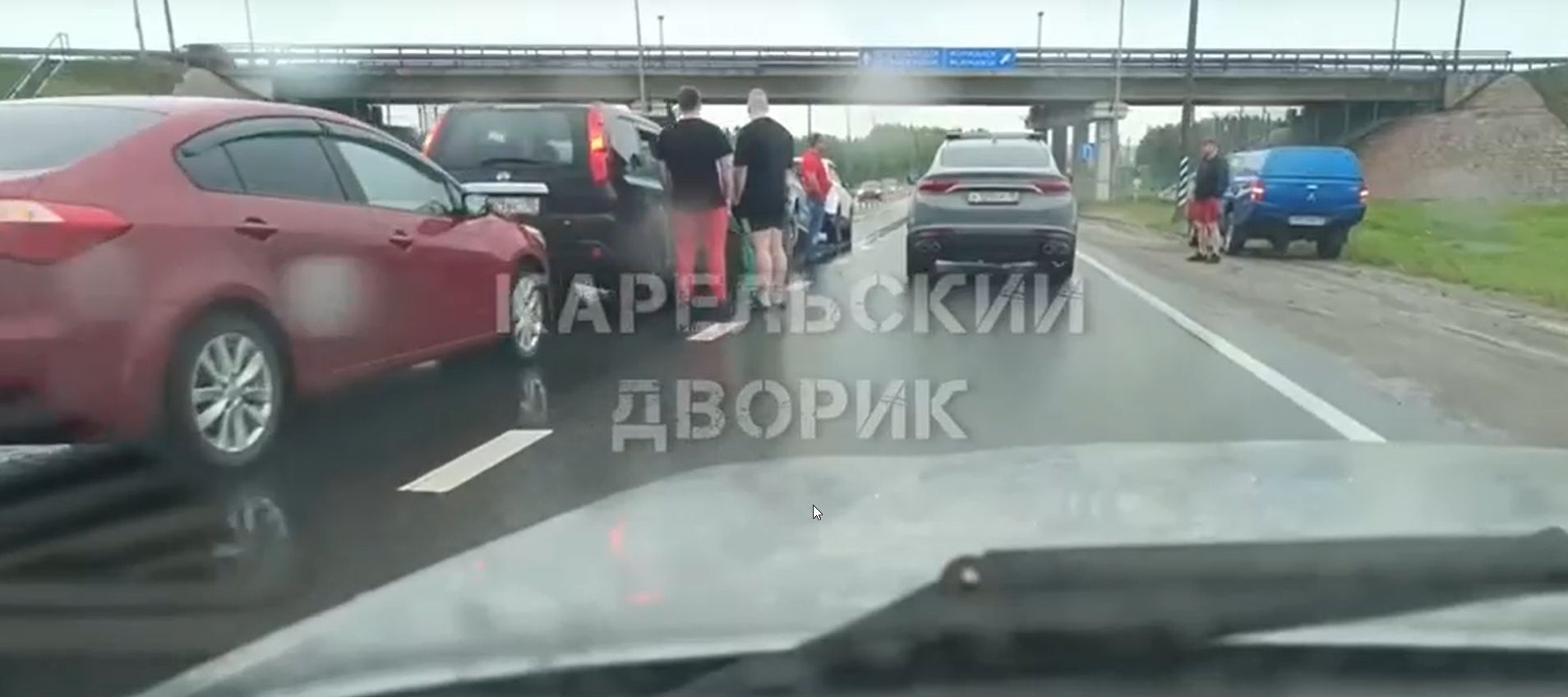 Движение затруднено: пять машин друг за другом встали в паровозик под Петрозаводском