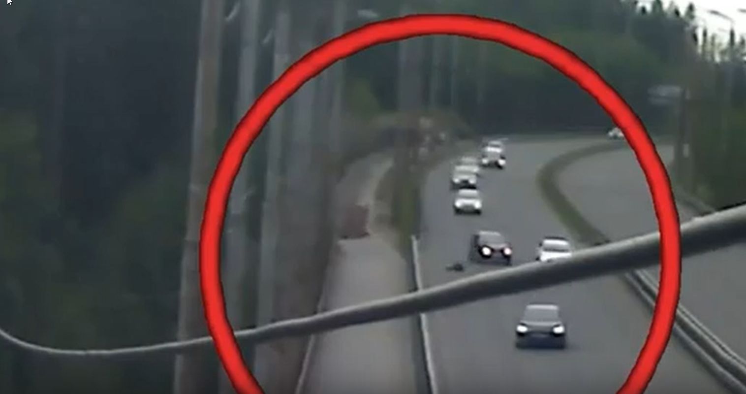 Мужчина ползал по асфальту и бросался под машины в Петрозаводске