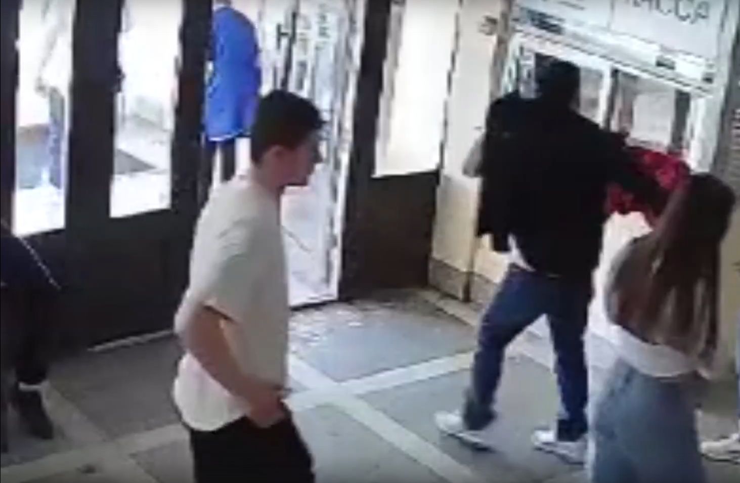 Полиция Петрозаводска разыскивает причастного к преступлению юношу