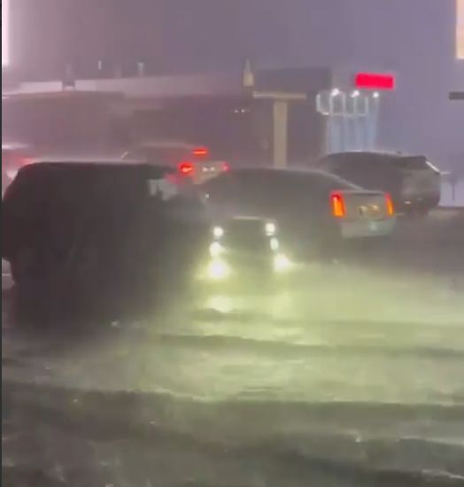 Сочи затопило после мощного ночного ливня, в горах пошел снег