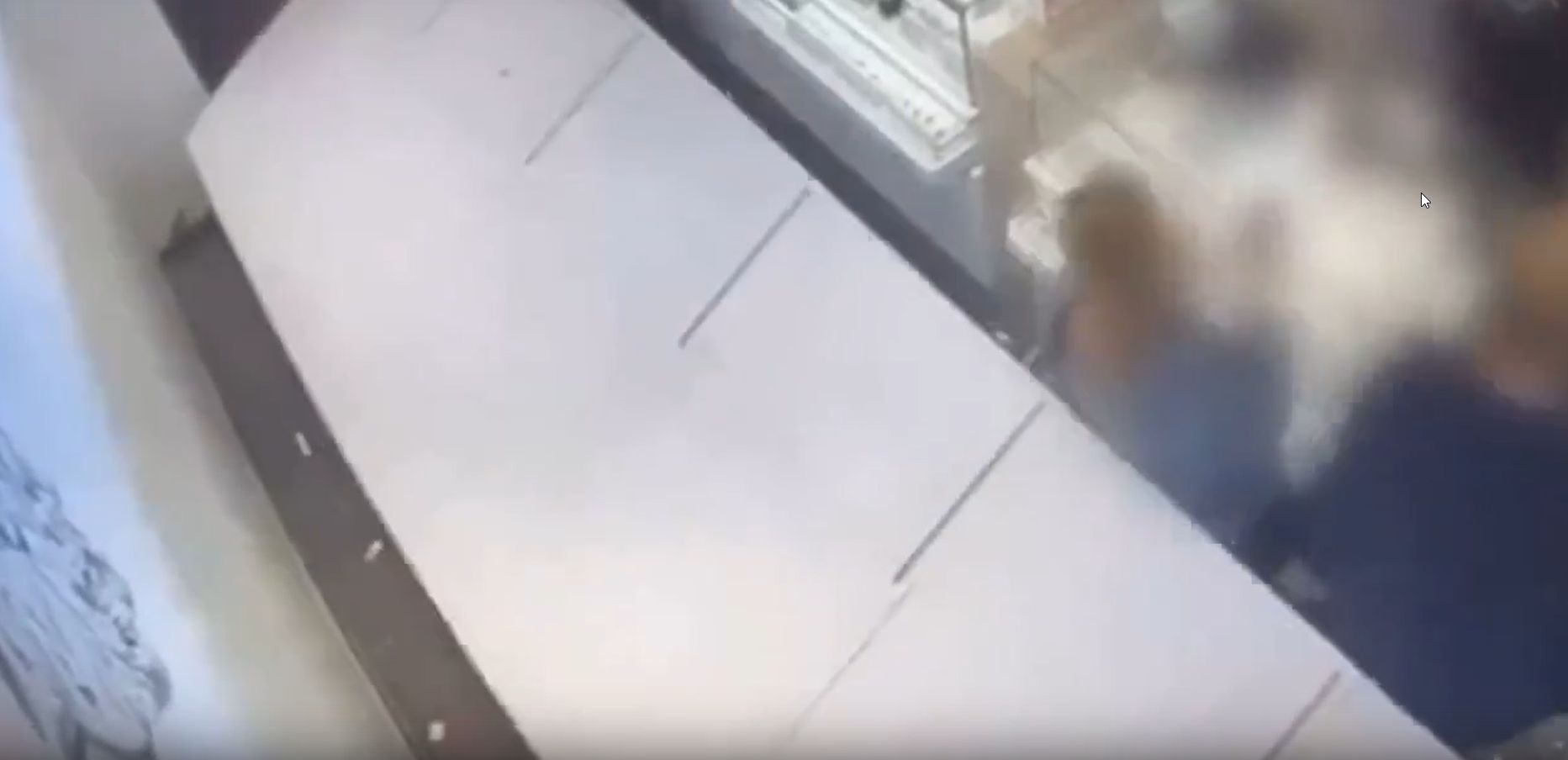 Витрина с ювелиркой придавила посетителей крупного торгового центра рядом с Карелией