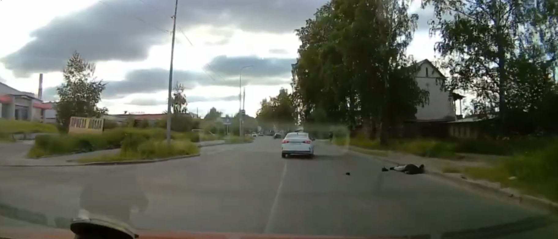 Мужчина запрыгнул в прицеп движущегося авто и свалился с него в отдаленном районе Петрозаводска