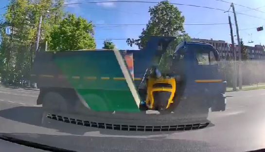 Грузовик вылетел на красный перед учебной машиной в Петрозаводске