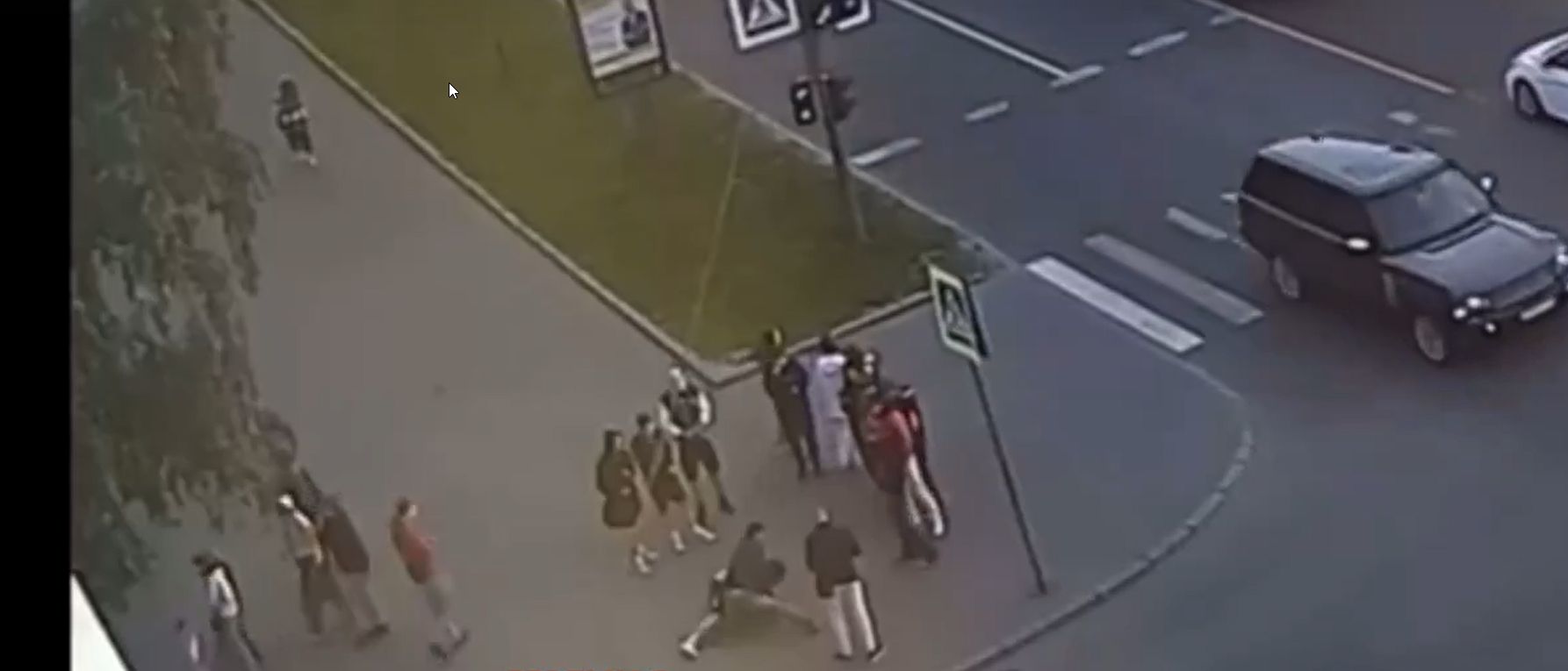 Прохожие скрутили пьяного подростка с целым арсеналом алкоголя в центре Петрозаводска