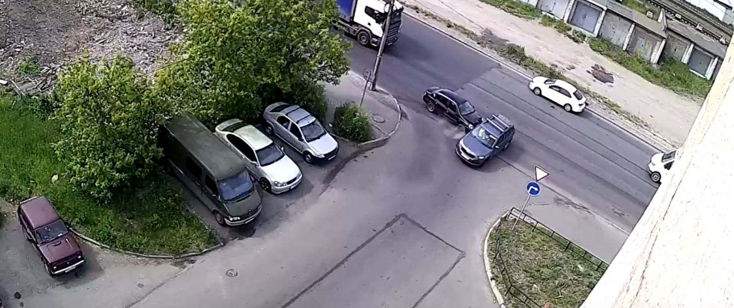 Обзора не было, водитель рискнул: легковушки жестко столкнулись на улице с оживленным движением в Петрозаводске