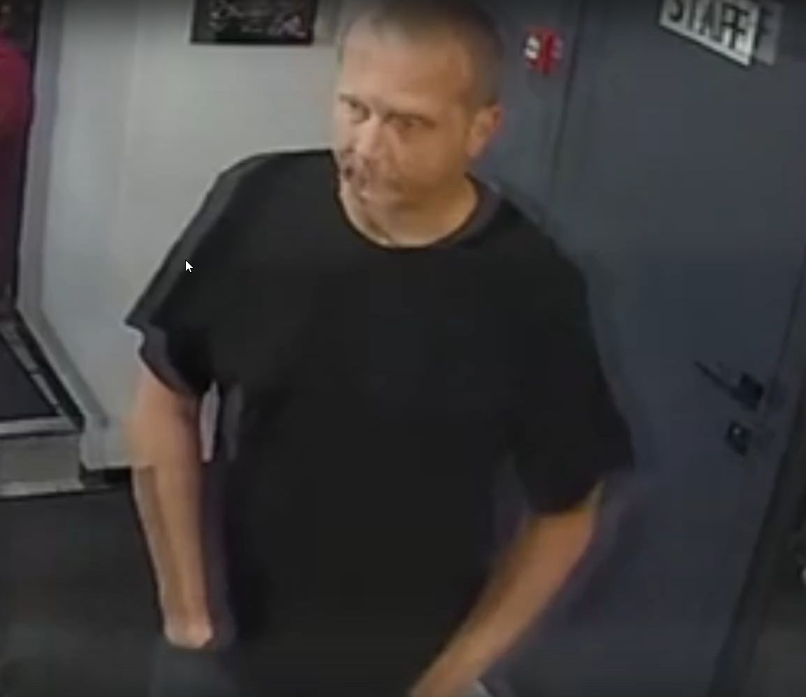 Полиция Петрозаводска разыскивает мужчину, который ушел из кафе в чужой куртке