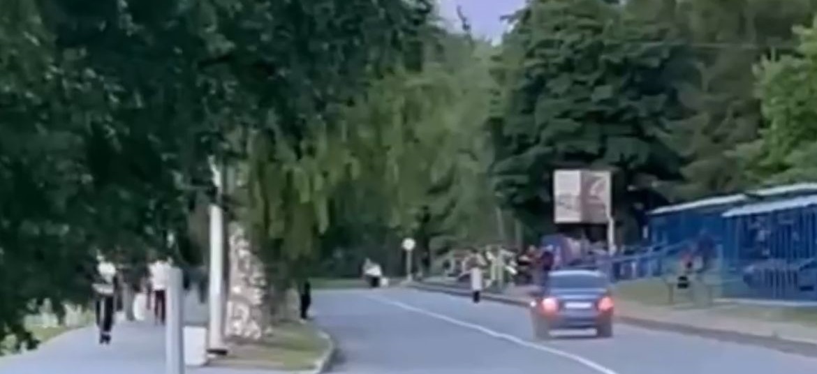 Полиция задержала водителя, который мчался на легковушке по велодорожке в Петрозаводске