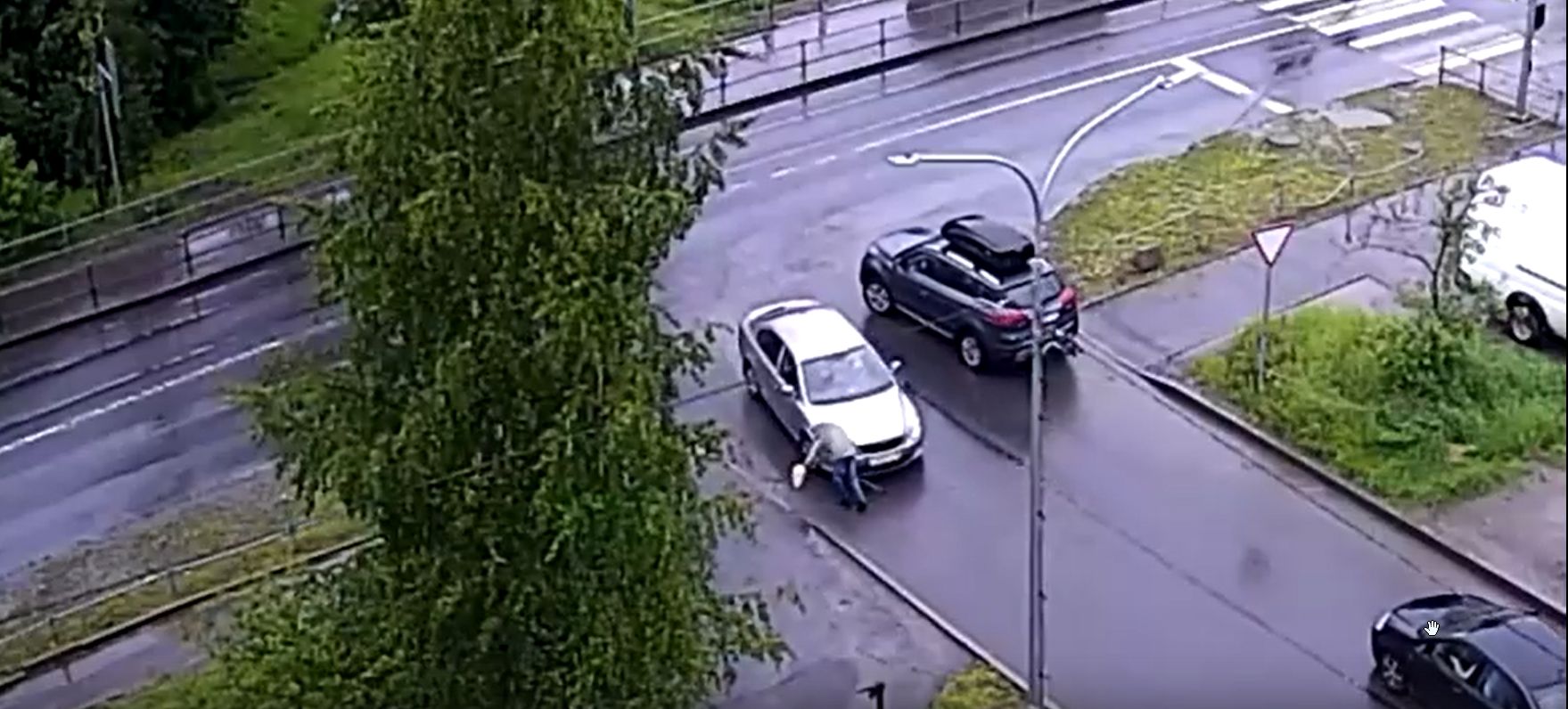 На видео попал момент наезда иномарки на пожилого пешехода с тростью на Ключевой в Петрозаводске