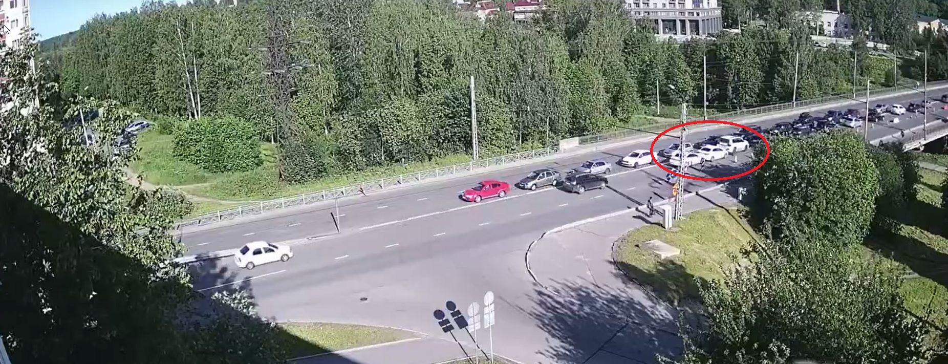 Водители-торопыги выстроили свои авто в паровозик в час пик на оживленной магистрали Петрозаводска