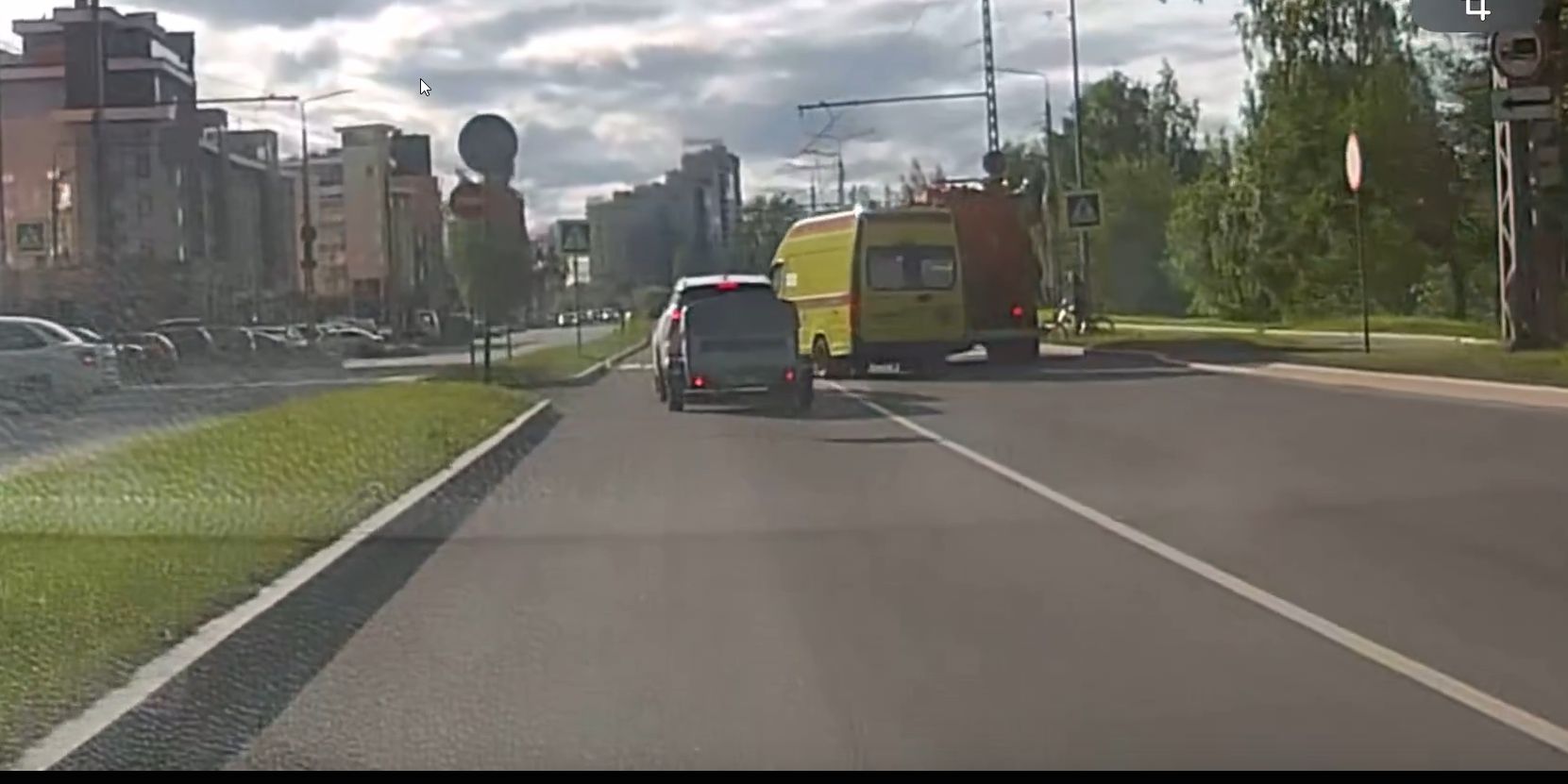 «Скорая» при обгоне втиснулась между бензовозом и легковушкой и лишилась части себя на одной из дорог Петрозаводска