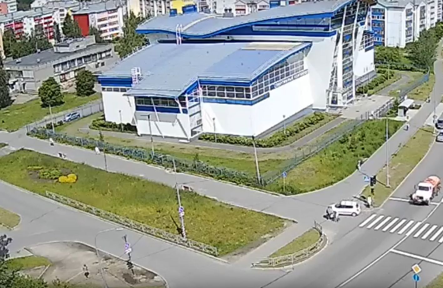 «Сократил»: автомобиль свернул с пешеходника на тротуар в одном из районов Петрозаводска