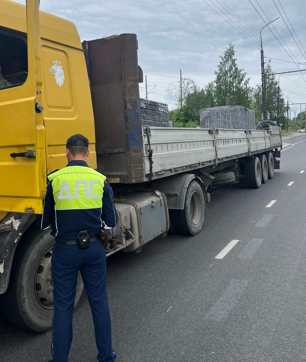 На неисправных авто, игнорируют дорожные знаки, разговаривают по телефону: в Петрозаводске контролируют грузовики