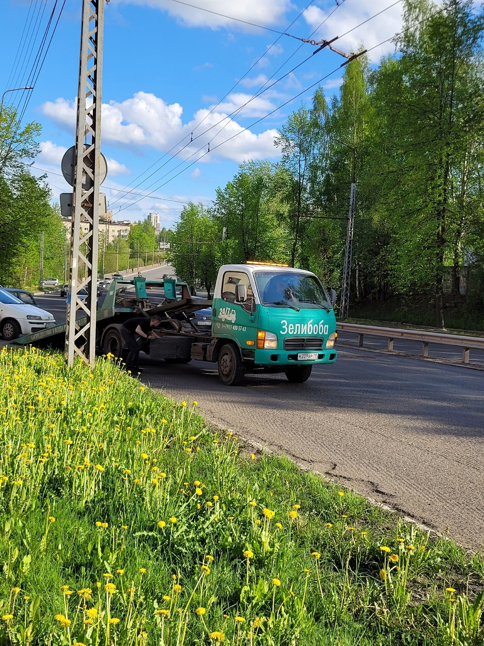 Сказочный эвакуатор колесит по улицам Петрозаводска