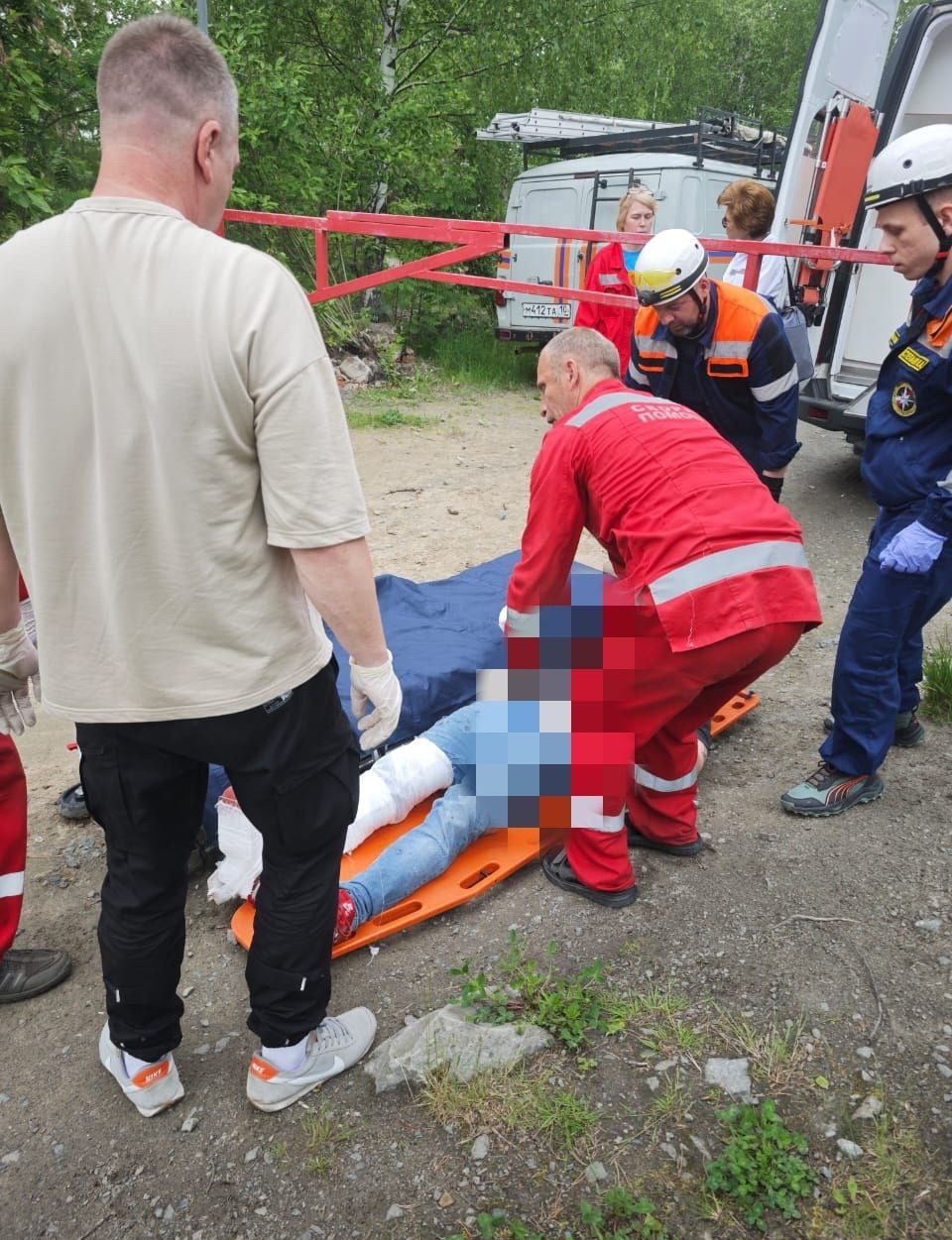 Мужчину с переломом ноги спасатели снимали со скалы на карьере в Петрозаводске