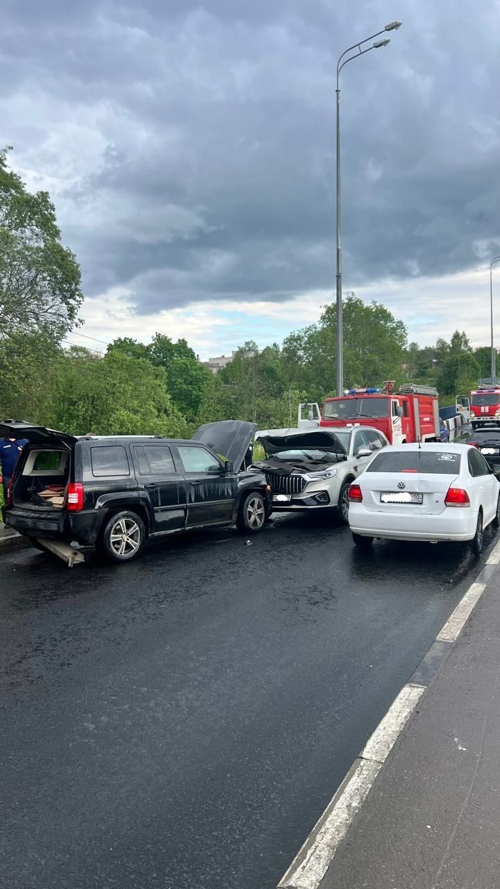 Движение затруднено из-за лобового столкновения автомобилей в одном из поселков Северного Приладожья