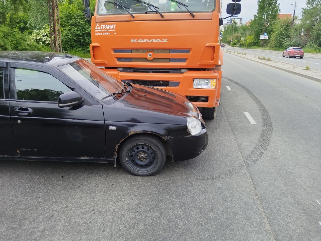 Легковушку развернуло после столкновения с КАМАЗом-нарушителем в Петрозаводске: водитель получил травмы