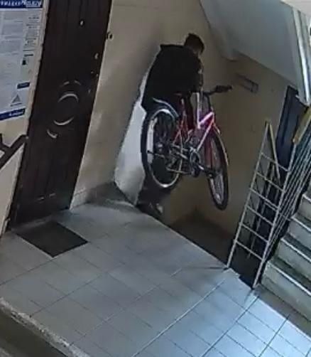 Мужчина в Петрозаводске украл велосипед, а затем вернул его в подъезд без фар