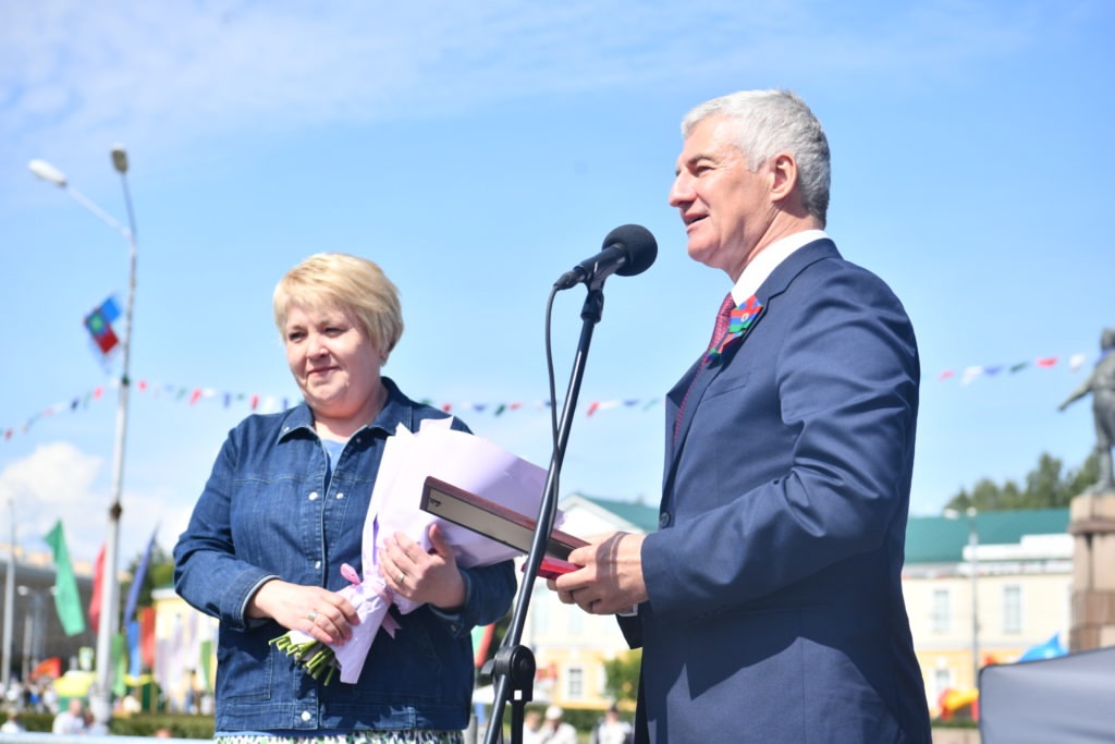 Глава Карелии вручил медаль директору музея «Кижи» за заслуги перед Карелией