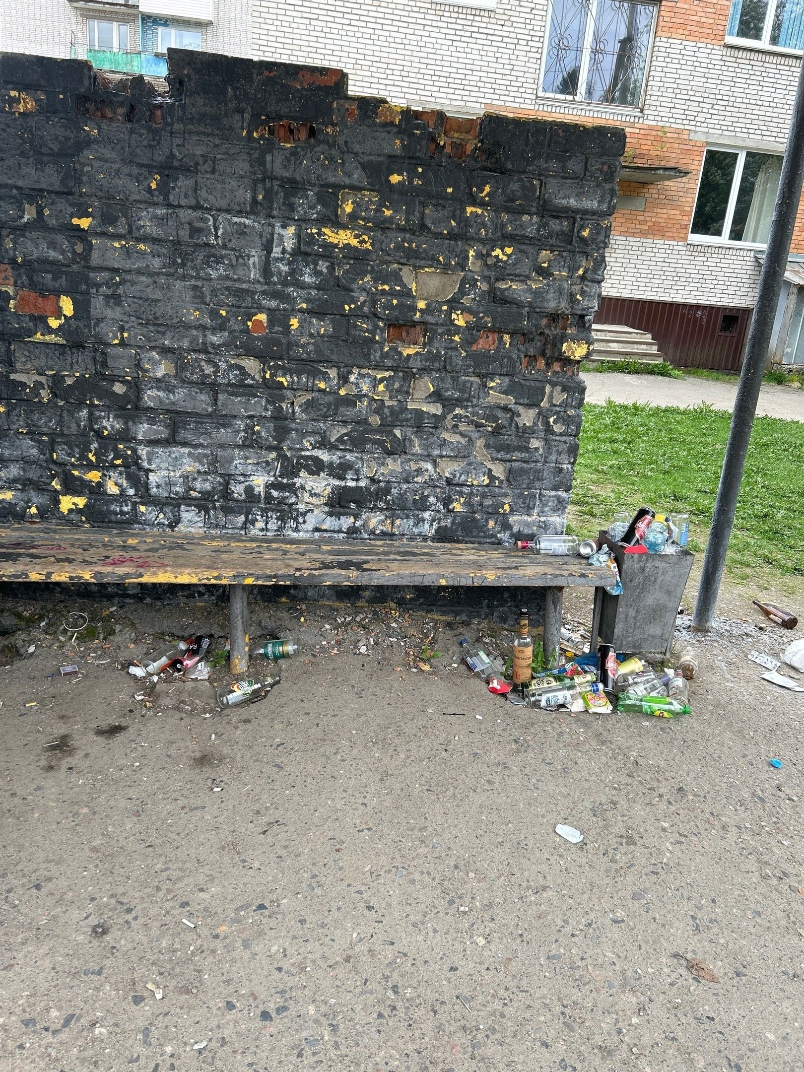 Жители карельского поселка возмущены заваленной мусором остановкой