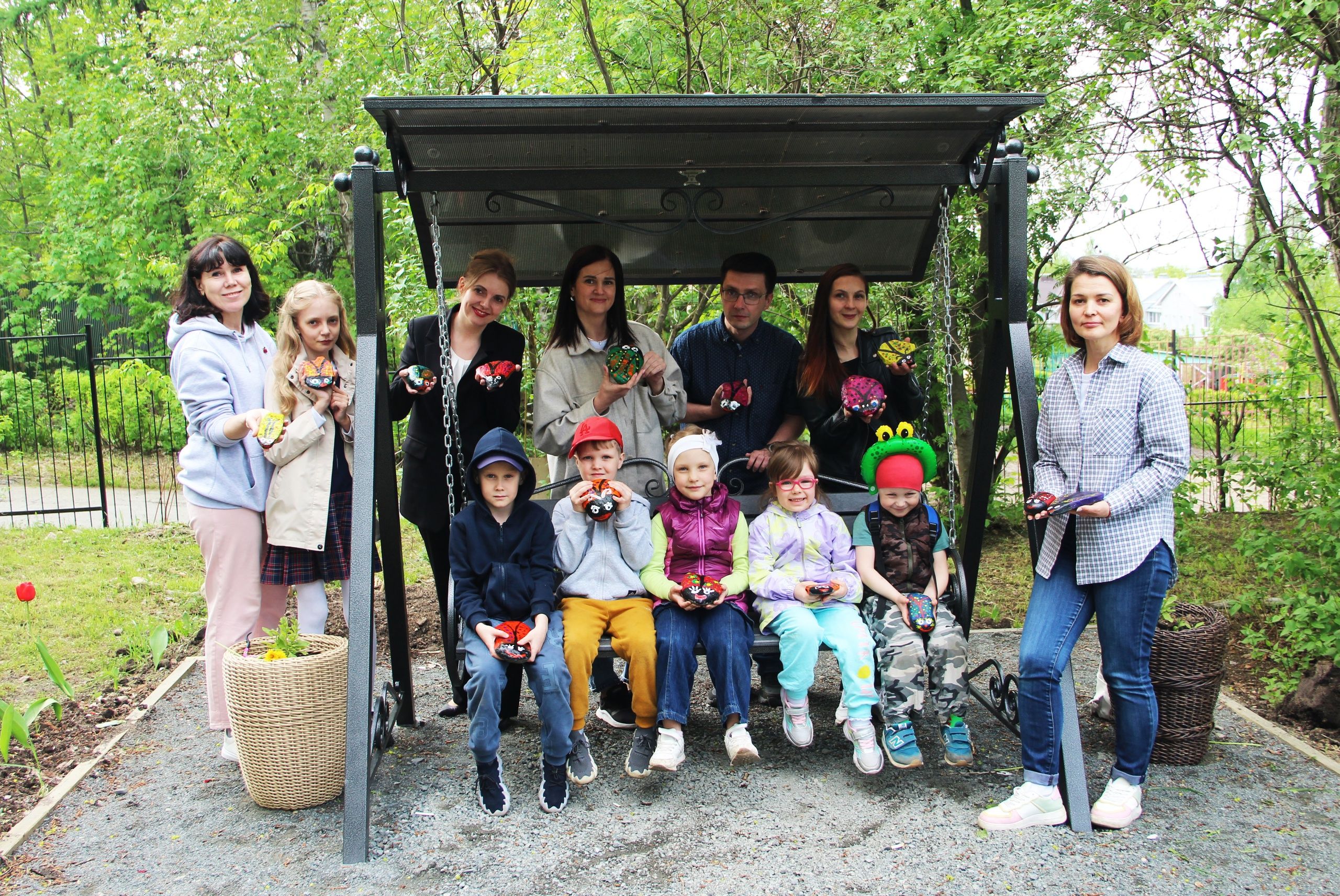 Дети украсили пространство возле Центра паллиативной помощи в Петрозаводске