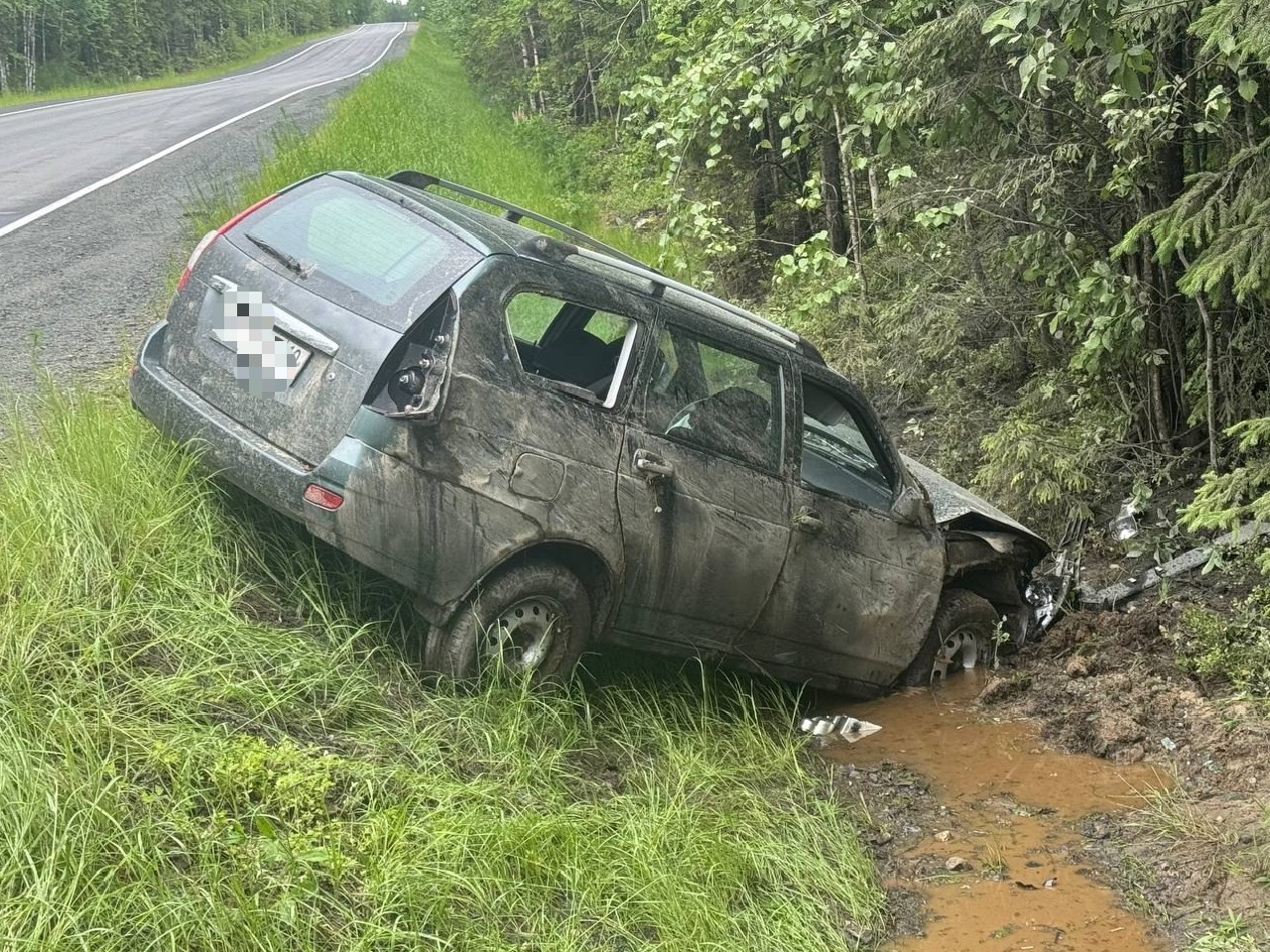 Водитель получил травмы, слетев с дороги на отечественной легковушке в Прионежье