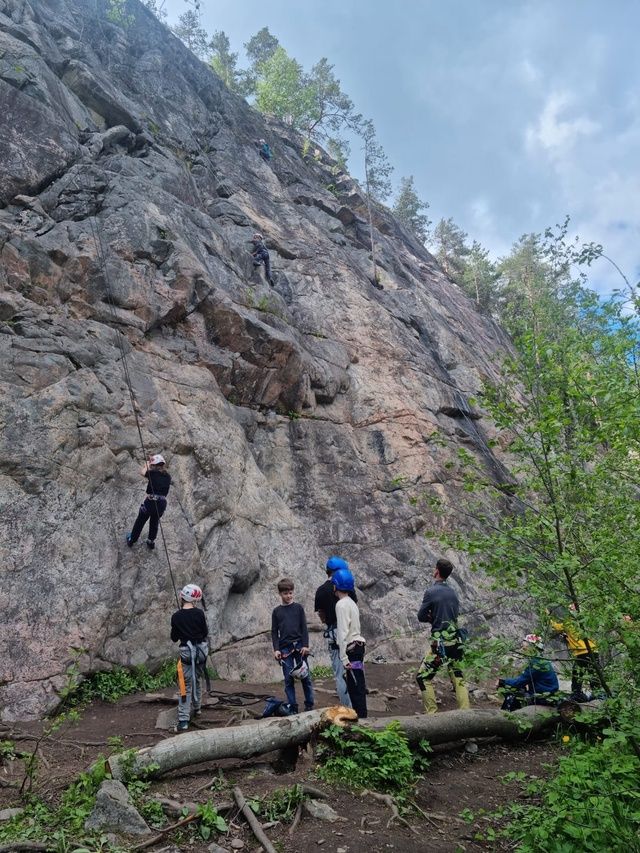 Несколько групп юных альпинистов из Петербурга штурмуют скалы на юге Карелии незаконно и с риском для жизни