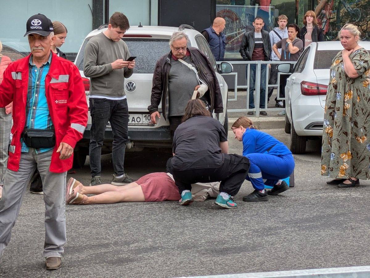 Появились жуткие кадры с пострадавшей в ДТП женщиной в центре Петрозаводска