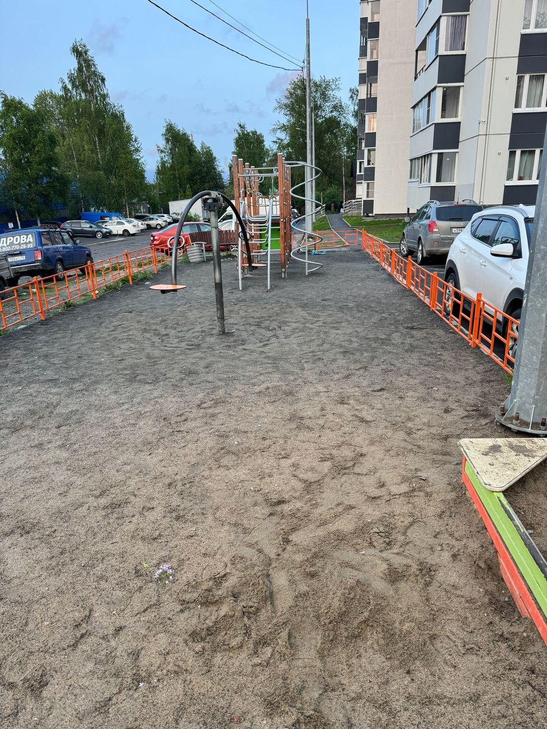 Впритык расположенные карусели на детской площадке вызвали опасения у жителей Петрозаводска