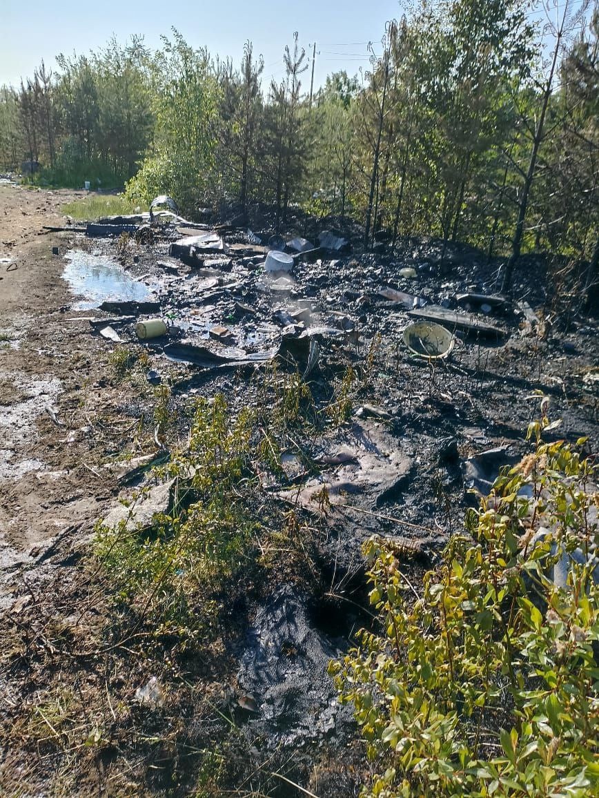 Огонь бушевал  у леса в поселке на севере Карелии