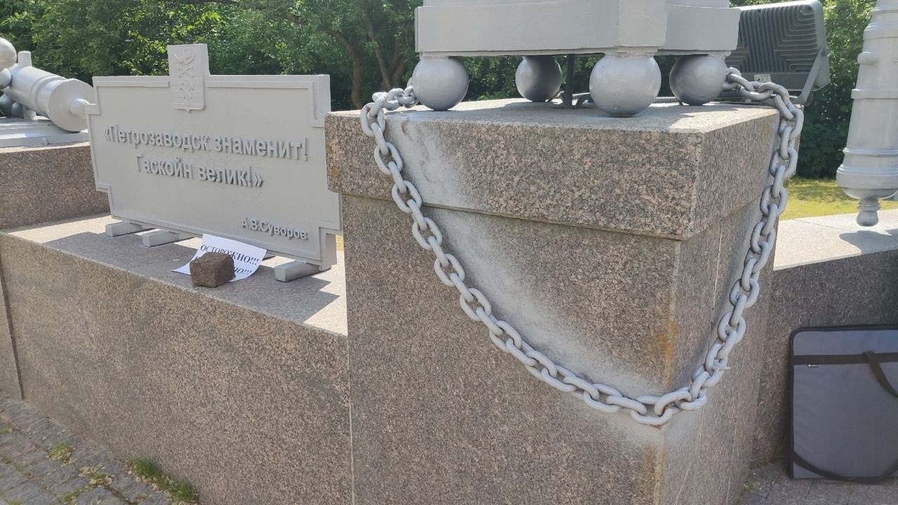 Мэрия объяснила, почему памятник Гаскойну покрасили «по-вандальски» в Петрозаводске