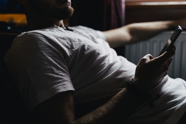 От имени известного кузнеца жителю Беломорска предложили уникальный нож: обман удался на мошенническом сайте-двойнике