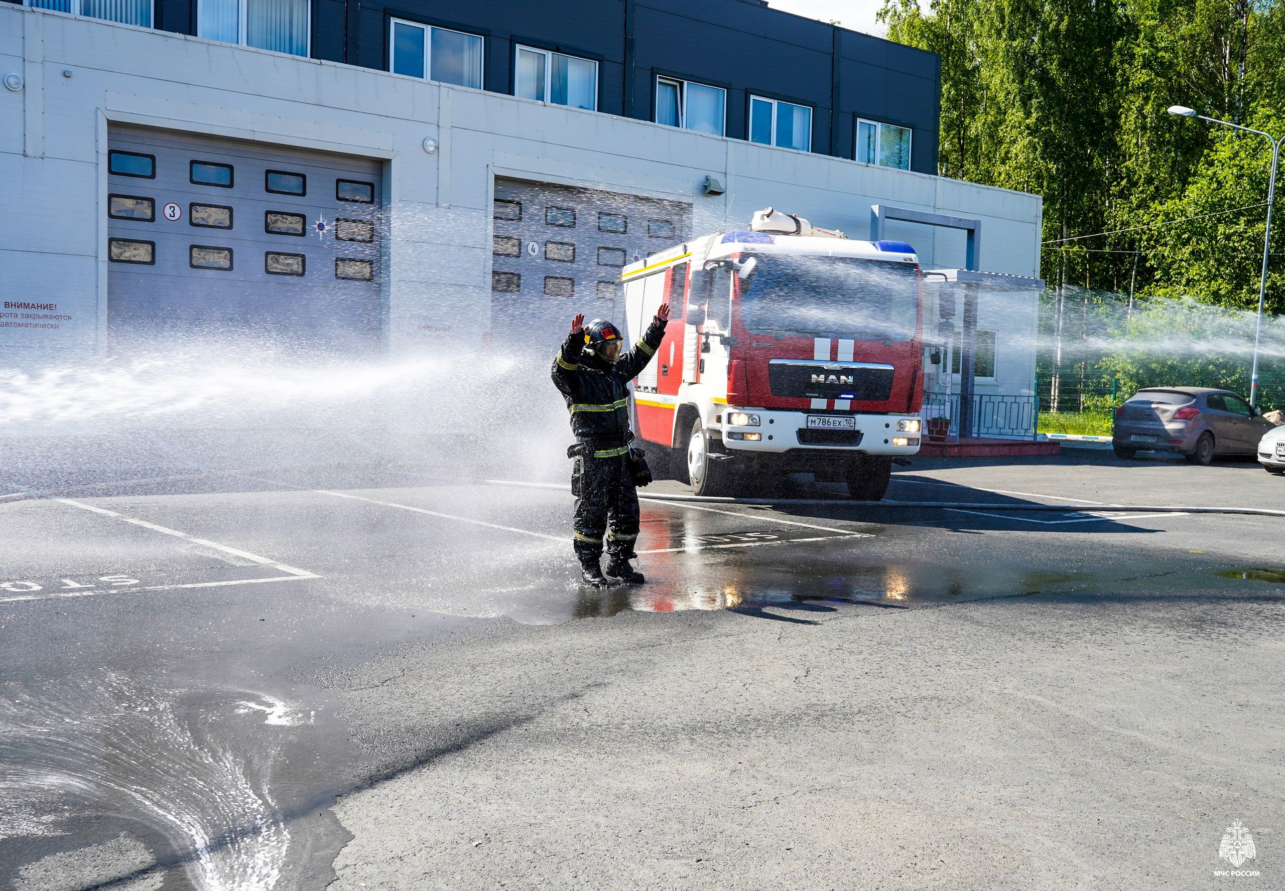 «Смыли копоть»: опытного пожарного проводили на заслуженный отдых по многолетней традиции МЧС Карелии