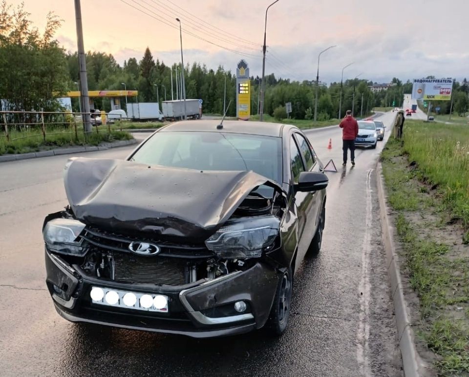 Пьяная автоледи за рулем легковушки не заметила стоящую иномарку и врезалась в нее — травмы получил ребенок