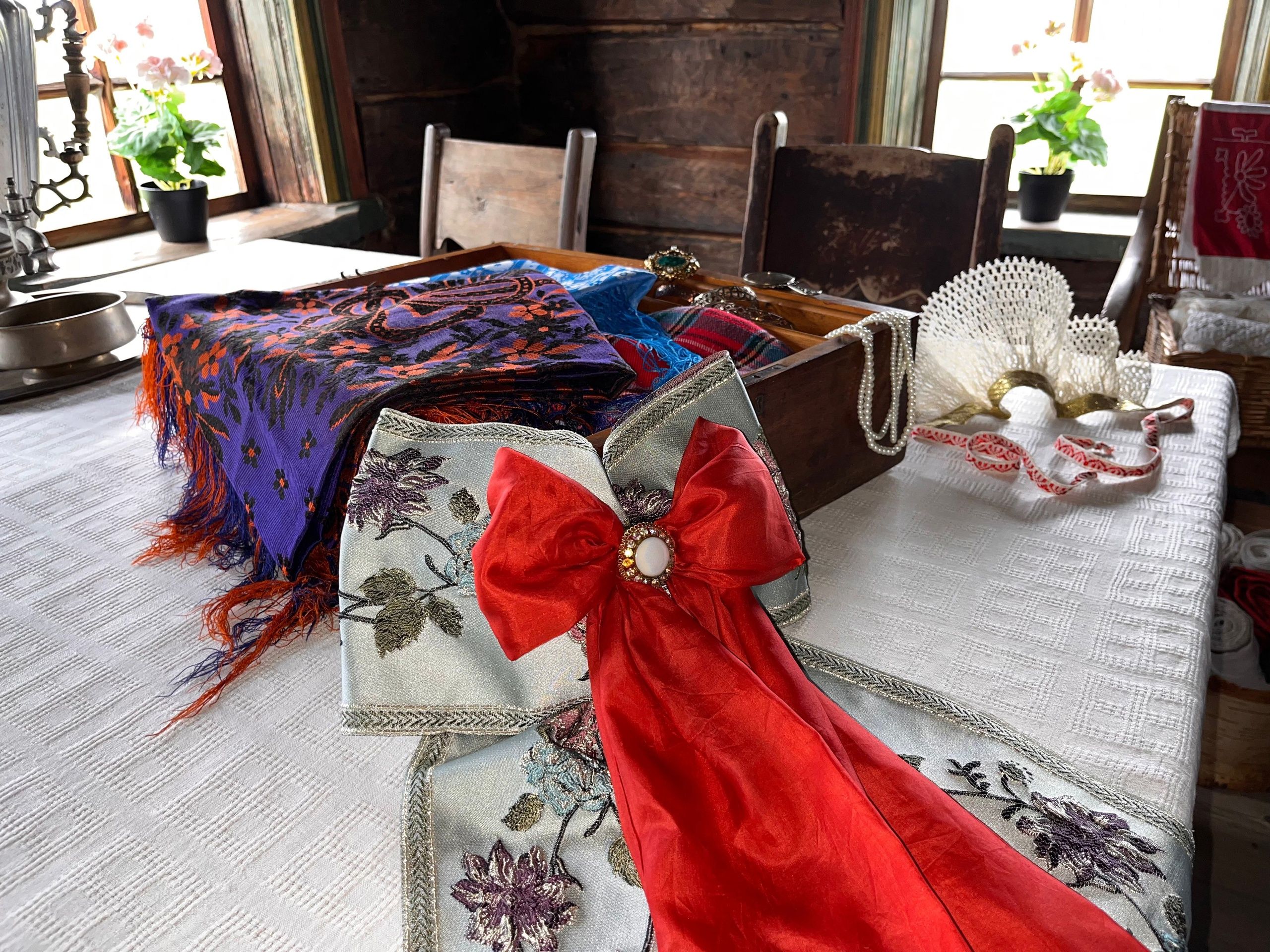 На Кижах открылась выставка о приданом карельских невест