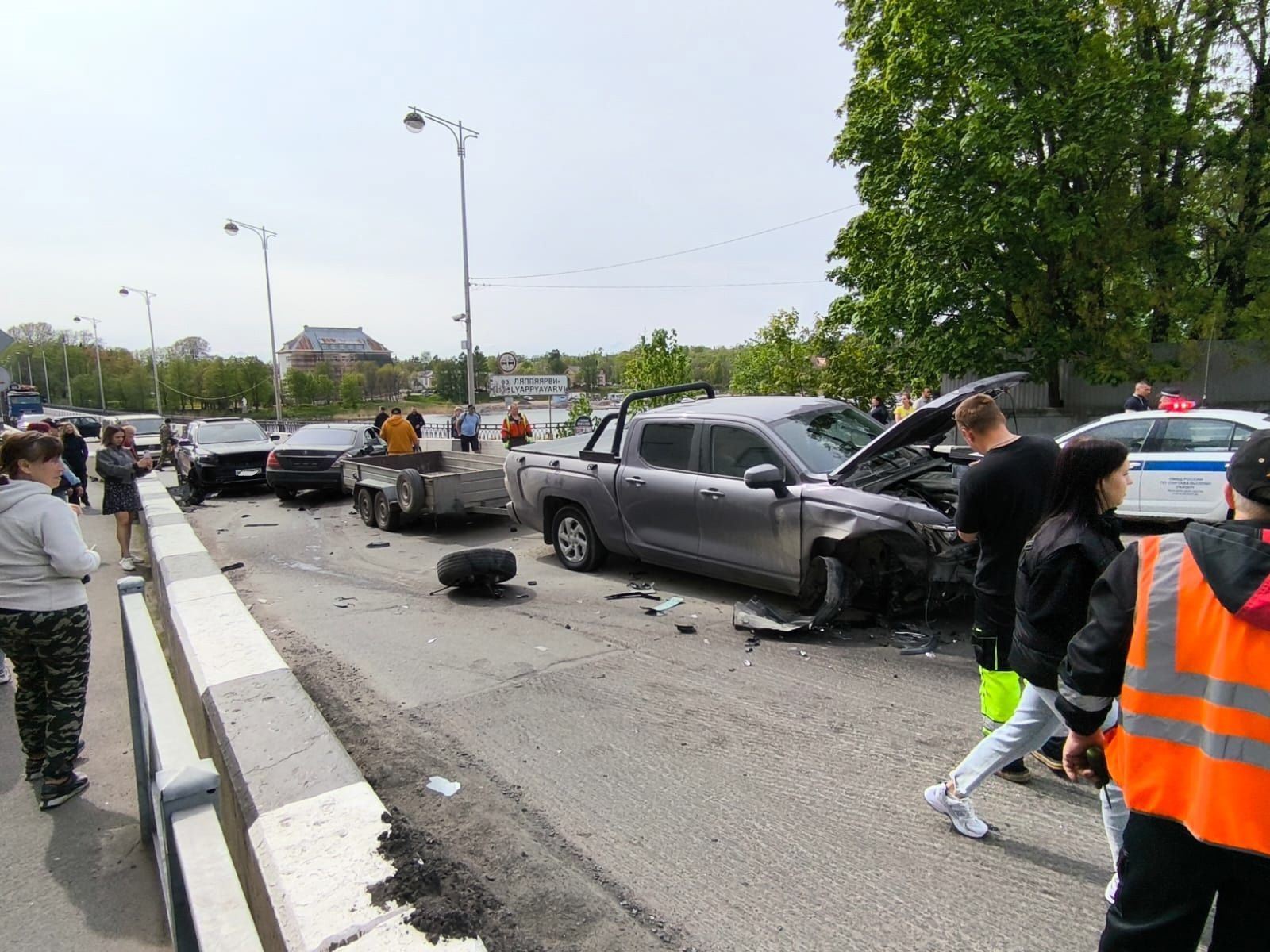 Мост в Сортавале перекрыт из-за массового ДТП: Mercedes без номеров уходил от полиции
