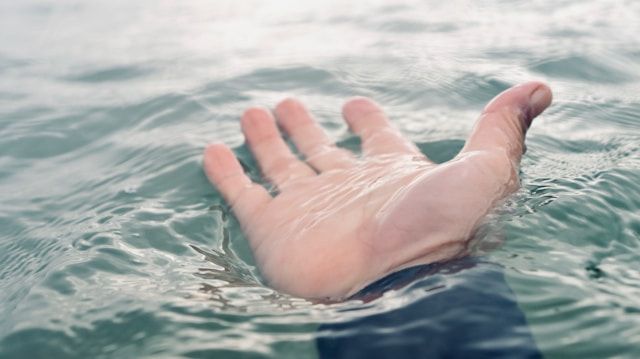 Выпавшего из лодки мужчину спасли в Сортавале