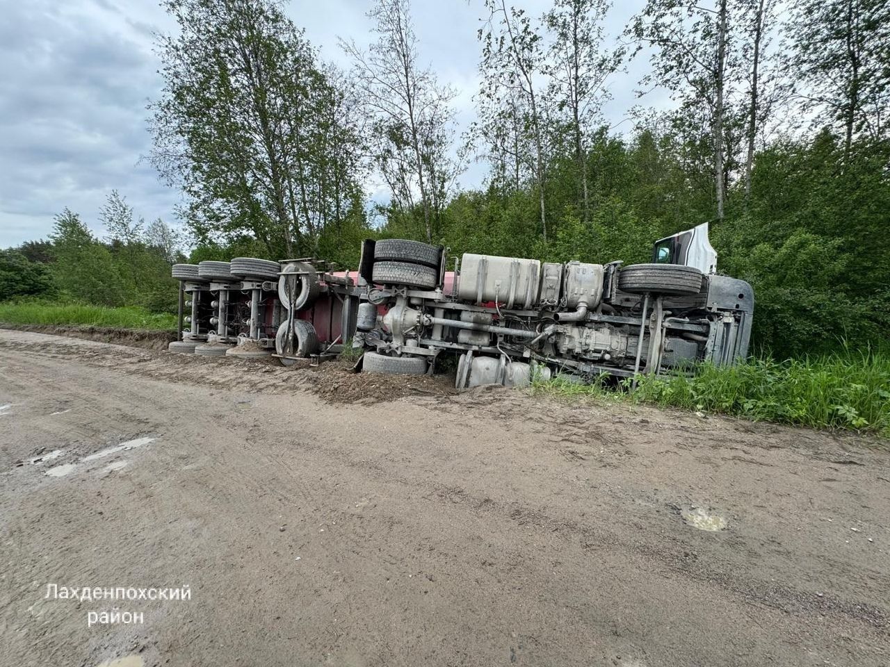 Многотонный грузовик завалился набок на повороте в Лахденпохском районе