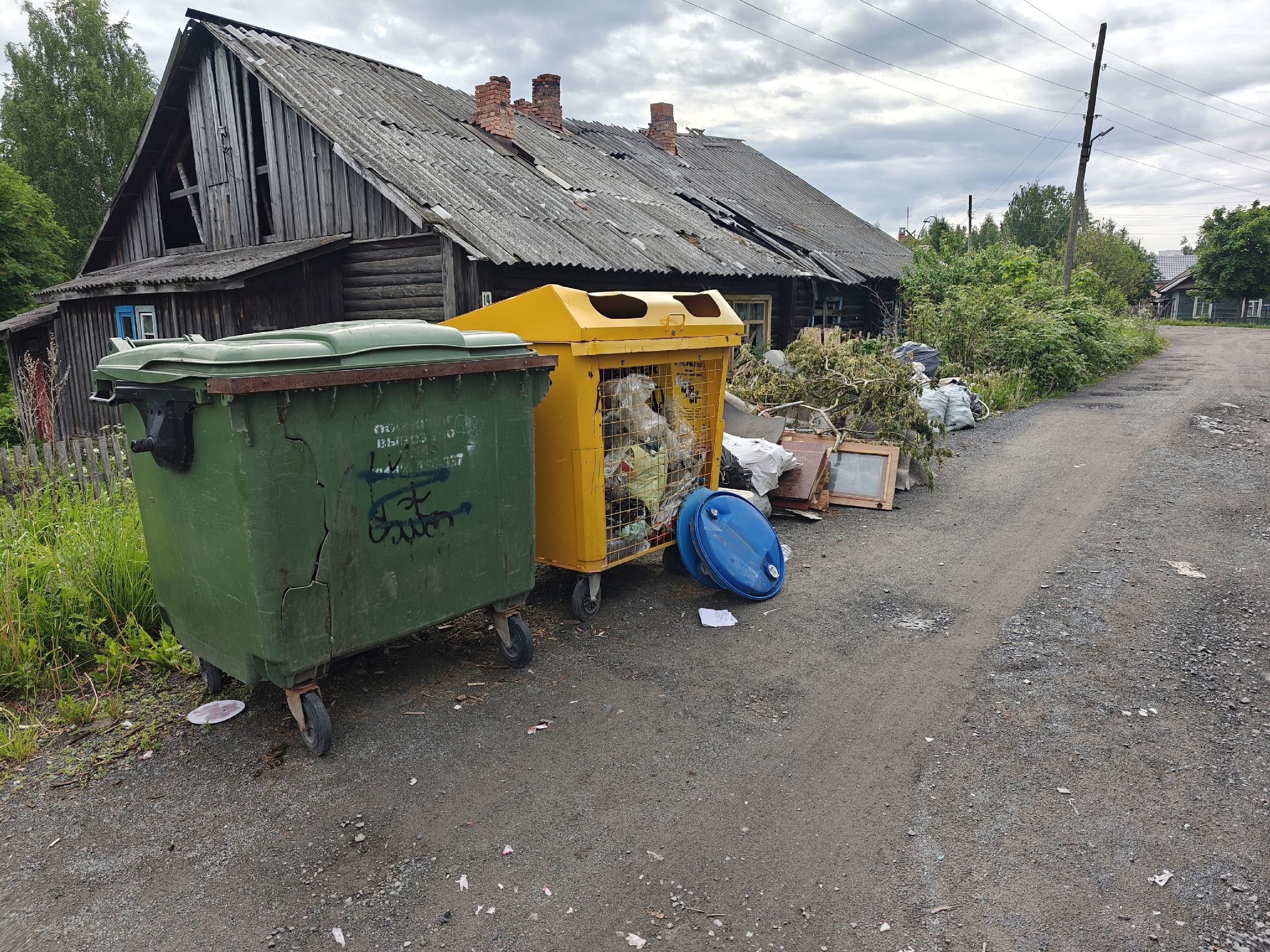 В одном из карельских пабликов напомнили: мусор надо класть в контейнер, а не рядом