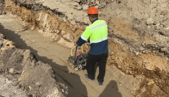 Ливневую канализацию обустраивают на автодороге в Новой Вилге