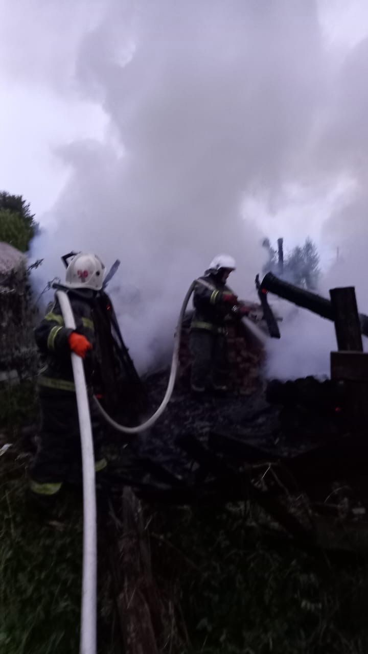 Жители поселка полночи спасали сараи с дровами на востоке Карелии